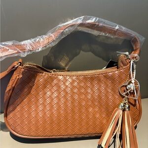 LIKE DREAMS Ash Heart Tassel Woven Shoulder Bag